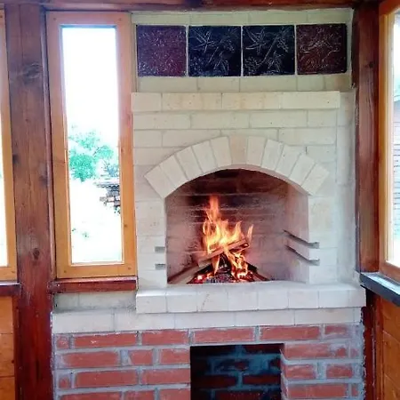 House 2 уч фальчі вул першого травня буд 5 Apartment Mykulychyn